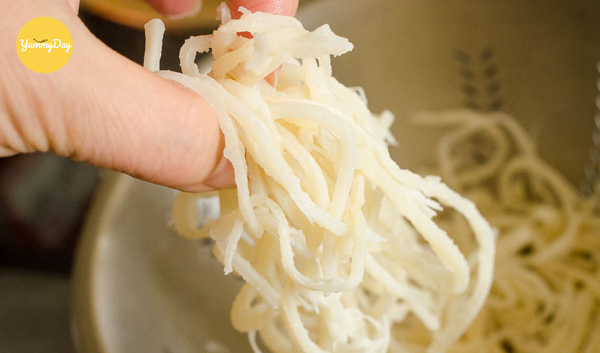 Xé sợi mực khô