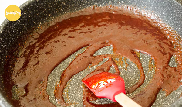 Cho nước sốt vào trước