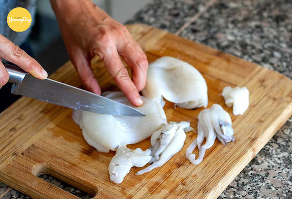 Sơ chế mực sạch sẽ