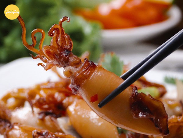 Bắt tay vào làm mó mực trứng chiên nước mắm thôi nào