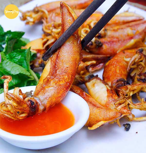 Thưởng thức mực trứng chiên nước mắm thơm ngon
