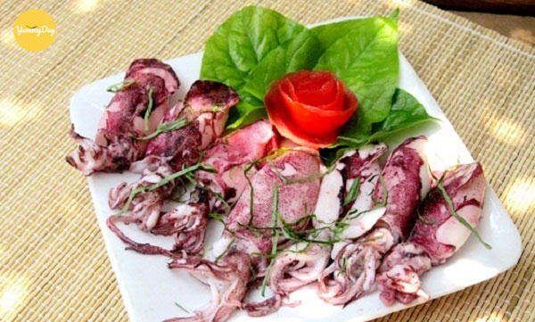 Cách hấp mực tươi với lá lốt gừng sả