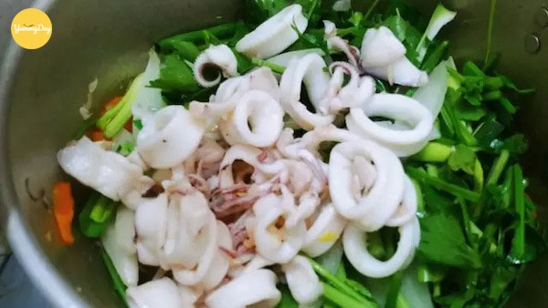Xào các nguyên liệu cùng nhau