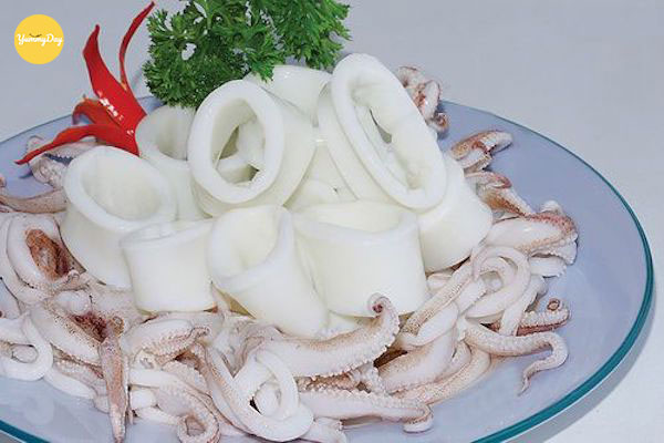 Mực cắt thành khoanh tròn