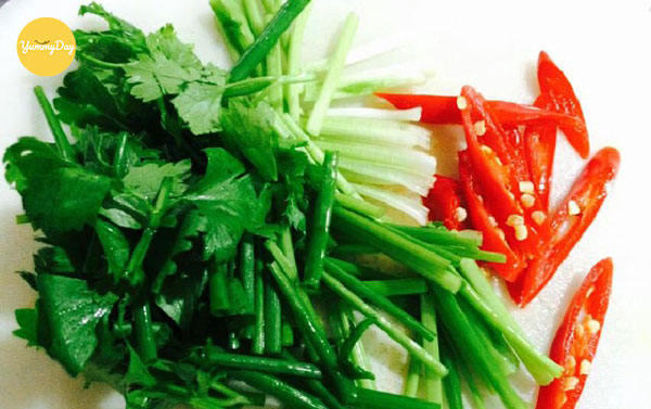 Hành lá và ớt thì thái mỏng