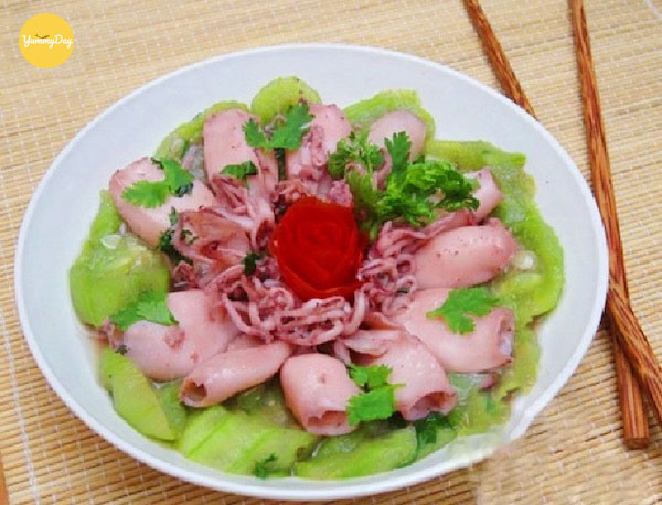 Hoàn thành món mực xào mướp