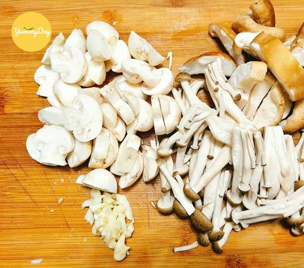 Nấm sơ chế sạch, cắt miếng vừa ăn