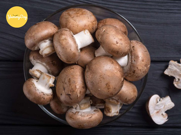 Nấm hương có màu nâu tự nhiên, tai nấm cụp chặt