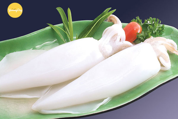 Sơ chế mực chuẩn bị cho món mực xào ớt chuông