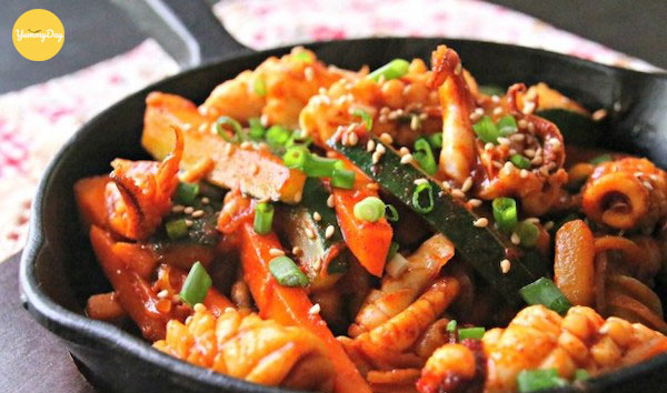 Mực xào ớt chuông ăn kèm cơm nóng siêu ngon
