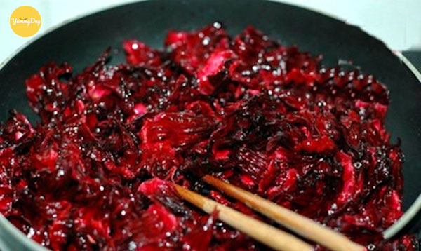 Tiến hành sên mứt hoa atiso đỏ