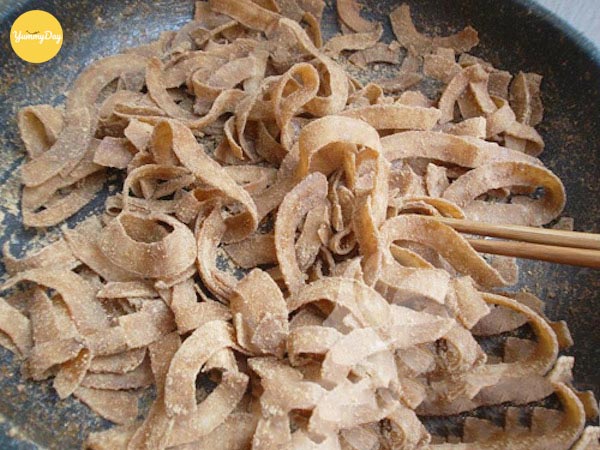 Xào mứt dừa cho khô lại