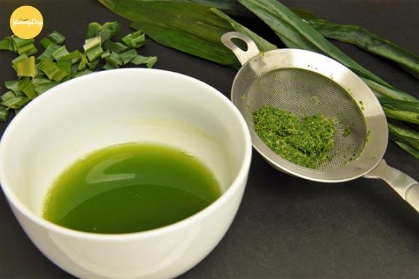 Lọc lấy nước lá dứa