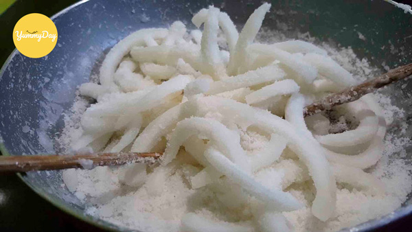 Trộn đều để dừa phủ hết bột đường