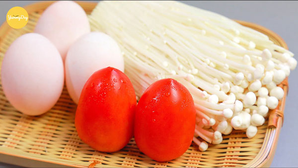 Nguyên liệu làm nấm kim châm xào cà chua