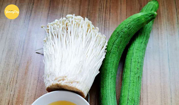 Nguyên liệu làm nấm kim châm xào mướp