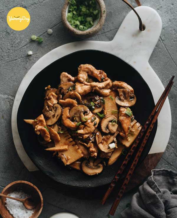 Nấm rơm kho tiêu xanh đã chín thì bạn múc ra dĩa và thưởng thức