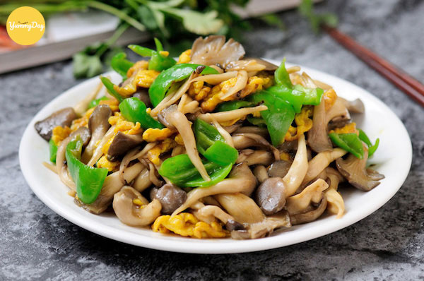 Thành phẩm món nấm sò xào ớt chuông đậm vị