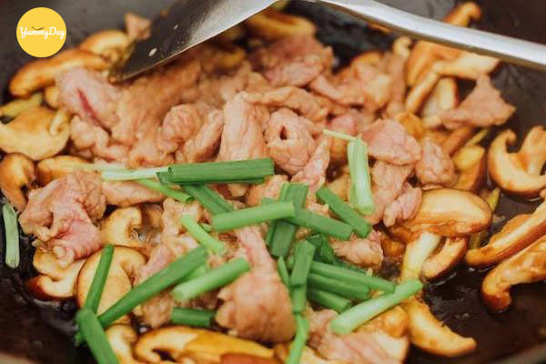 Xào thịt với nấm cùng nhau