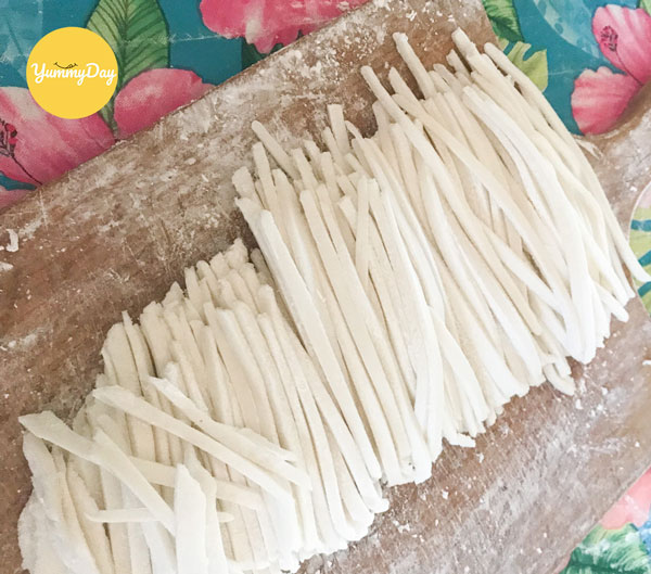 Nhào bột làm bánh canh thủ công
