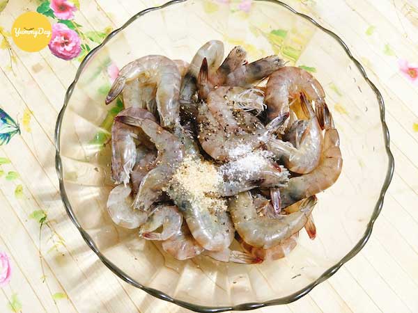 Bạn ướp tôm với gia vị cho đậm đà