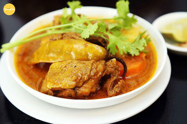 Trang trí lên trên một ít rau thơm để hoàn thiện món ăn