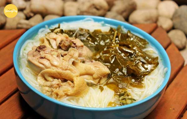 Nấu canh gà lá giang ăn với bún tươi hết sẩy
