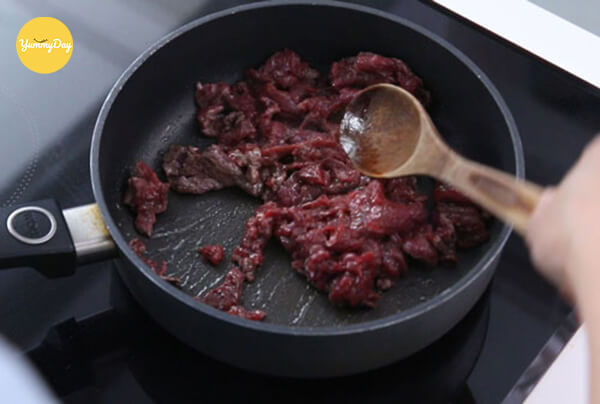 Tiến hành xào sơ thịt bò trước
