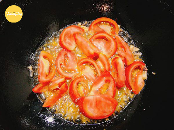 Xào cà chua cho chín mềm