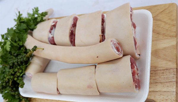 Đuôi bò tươi ngon là có màu trắng hồng và không có mùi ôi