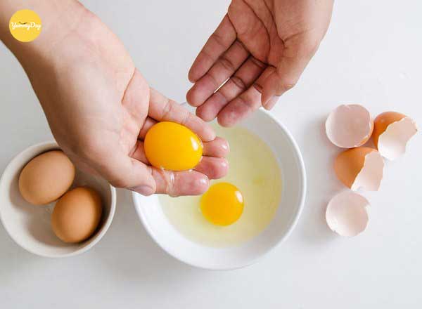 Trứng gà bạn tách lấy lòng đỏ