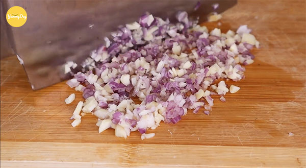 Hành khô thì bạn bóc vỏ rửa sạch rồi băm nhỏ