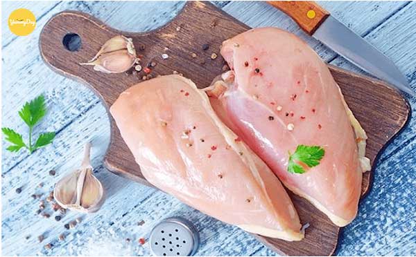 Chuẩn bị khoảng 350gr đùi hoặc lườn gà