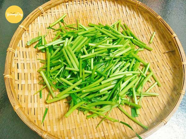 Bỏ hết lá muống, cắt thành từng đoạn vừa ăn