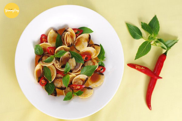 Nghêu có thể ăn kèm với cơm nóng hoặc bánh mì 