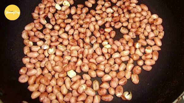 Lạc được rang có màu vàng cháy đẹp mắt