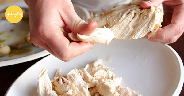 Xé nhỏ thịt gà ra nhé
