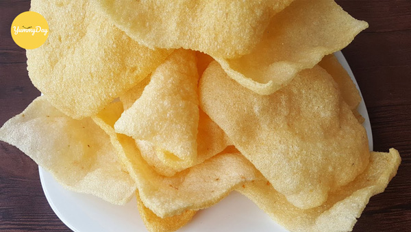 Làm bánh phồng chiên ăn kèm