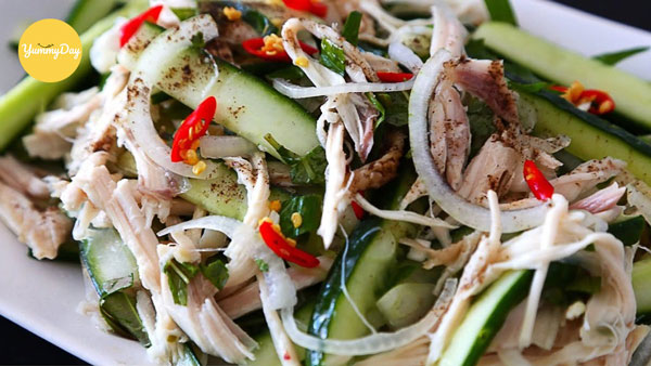 Nộm gà xé phay dưa chuột hành tây