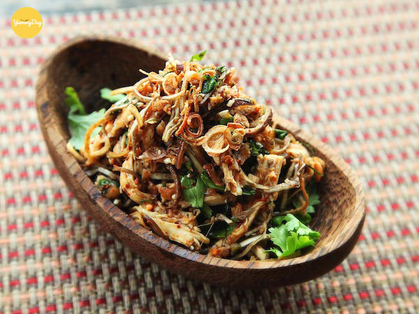 Nộm gà hoa chuối thanh mát dễ ăn
