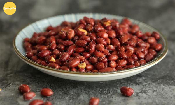 Đem lạc đi rang cùng một chút muối