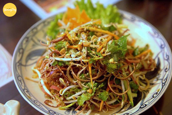Trộn đều tay tất cả các nguyên liệu để thấm gia vị