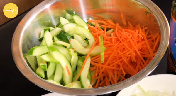 Dưa leo và cà rốt sau khi thái