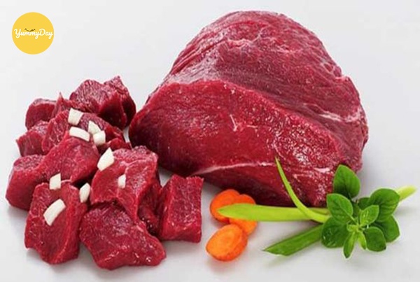 Thịt bò tươi có màu đỏ sẫm, sáng bóng nhìn rất hấp dẫn