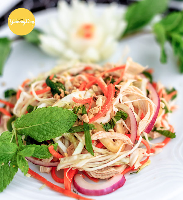 Món gà nộm hành tây hoàn thành 