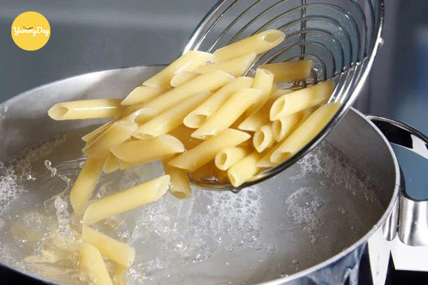 Luộc chín nui rôi vớt ra để ráo