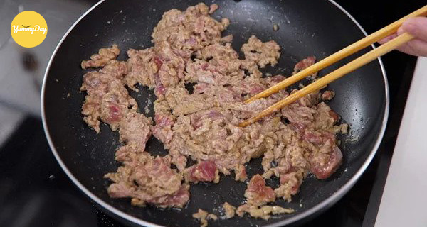 Tiến hành xào thịt bò