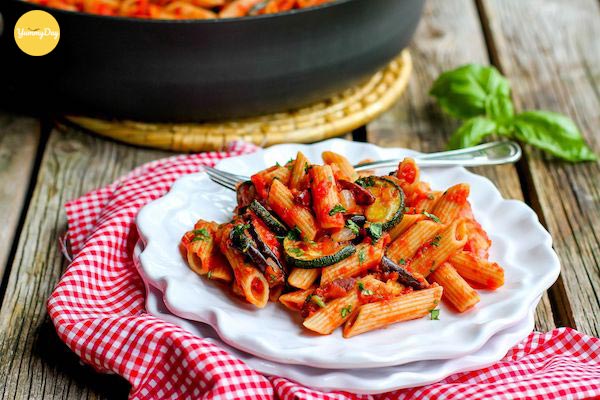 Món nui xào thịt bằm với cà chua và hành tây nên ăn ngay lúc còn nóng