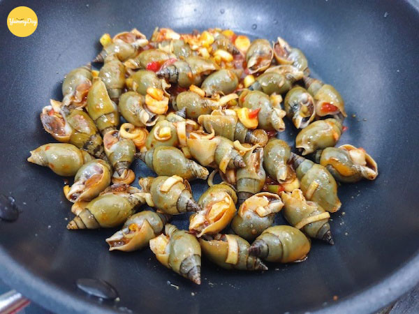 Xào ốc cà na cùng sa tế