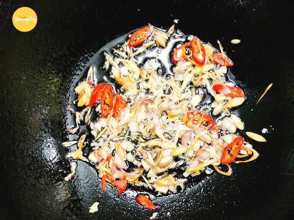 Bắc chảo dầu nóng phi sả ớt cho thơm